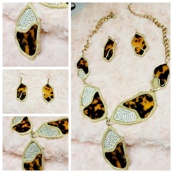 A stunning and eye-catching gold leopard necklace and earring set, complemented - Picture 7 of 12